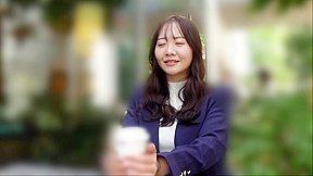 【大迫力のGカップ！】【年下好きの巨乳お姉さん！】エッチな下着が白いニット越しに透けちゃってますよ
