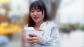 年上が好きなオマセな女の子。ポルノ映画館でおじさんに囲まれて興奮してしまう。オマ●コ触ればイクッ